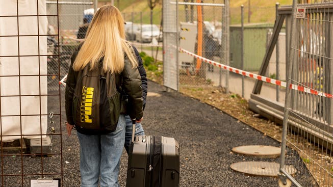 Beim Bundesasylzentrum Basel versuchen immer mehr ukrainische Flüchtlinge, sich zu registrieren.