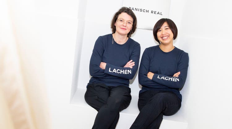 Die St.Galler Modedesignerin Ly-Ling Vilaysane (r.) und die Ausserrhoder Künstlerin Vera Marke bedrucken Shirts mit verdrehtem Chanel-Logo. Im Bild: No. 4, die Neuheit. (Bild: Tobias Garcia)