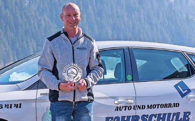 Fahrlehrer Roger Marty mit seinem Pokal. Er hat im Kanton Schwyz am besten abgeschnitten.