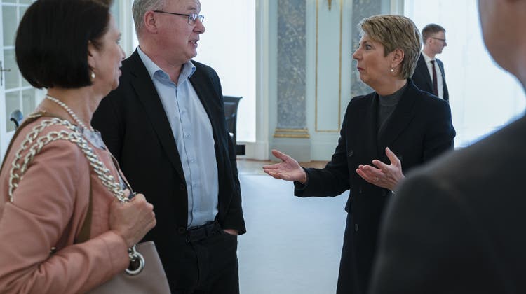 Bundesrätin Karin Keller-Sutter im Gespräch mit Gewerkschaftsboss Pierre-Yves Maillard. (Keystone)