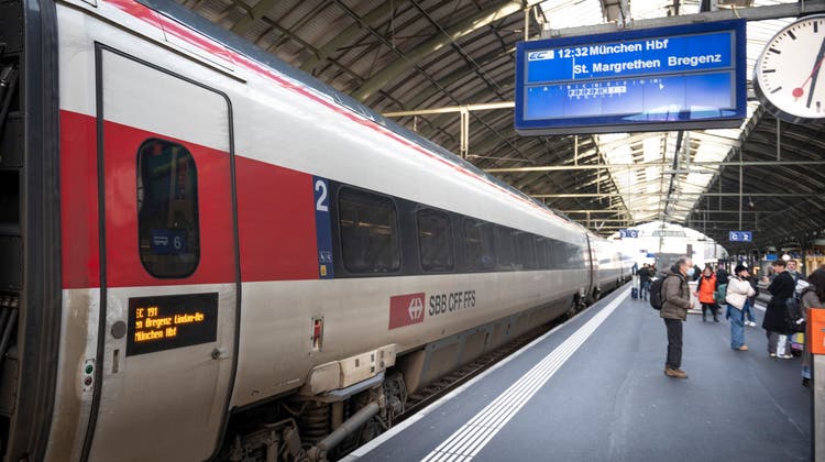 Pünktlicher als auch schon: der Eurocity beim Halt in St.Gallen. (Bild: Ralph Ribi)