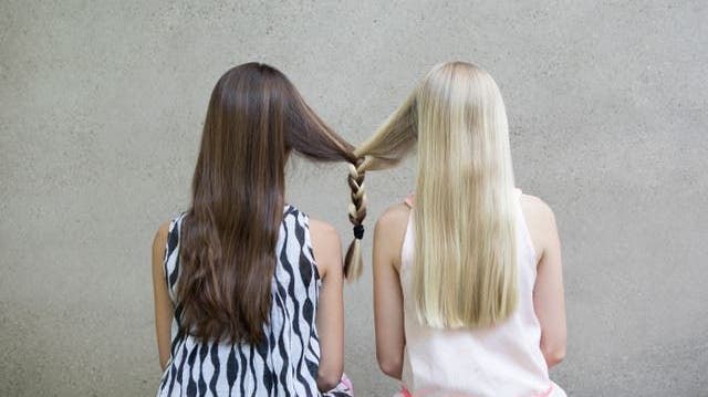 Back view of two long-haired girls with one braid (Bild: Luzerner Zeitung)