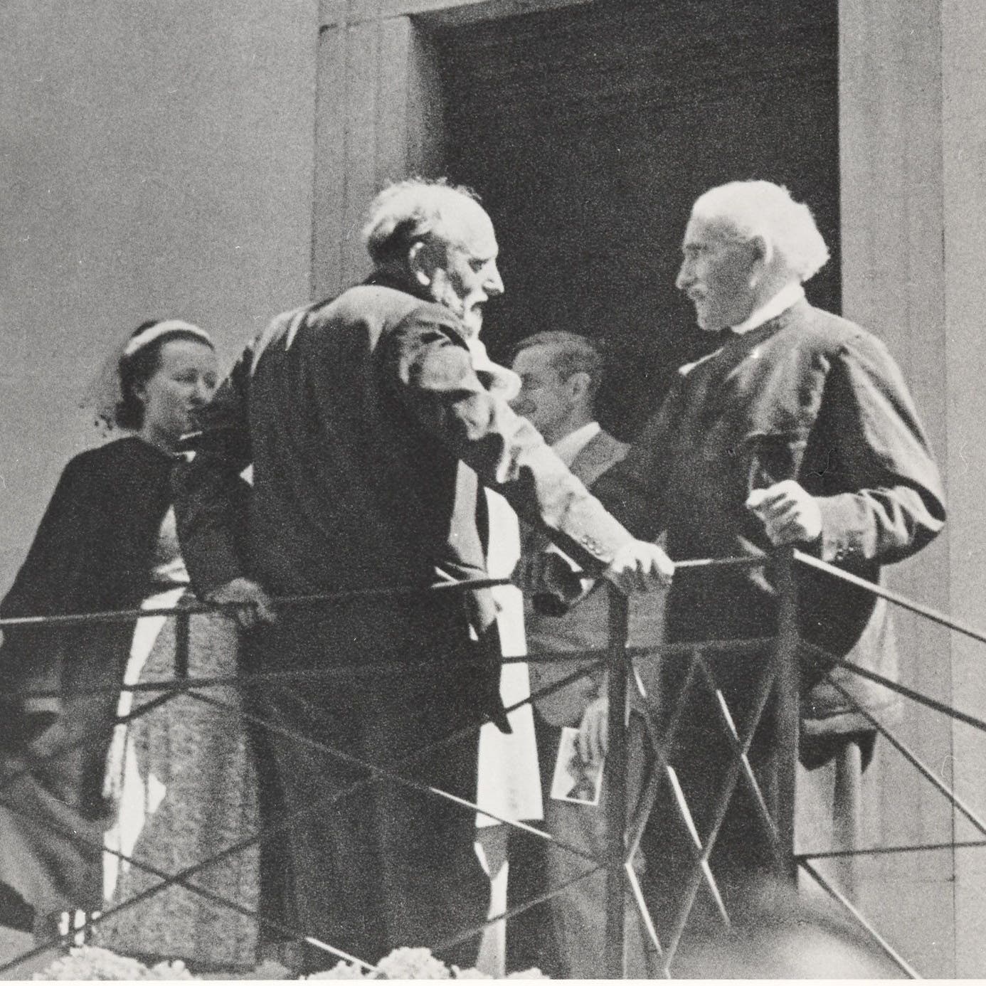 Arturo Toscanini und der Westschweizer Dirigent Ernest Ansermet beim IMF-Gründnungskonzert am 25. August 1938 auf der Eingangstreppe zum ehemaligen Wohnhaus Richard Wagners auf Tribschen. Links Friedelinde Wagner.