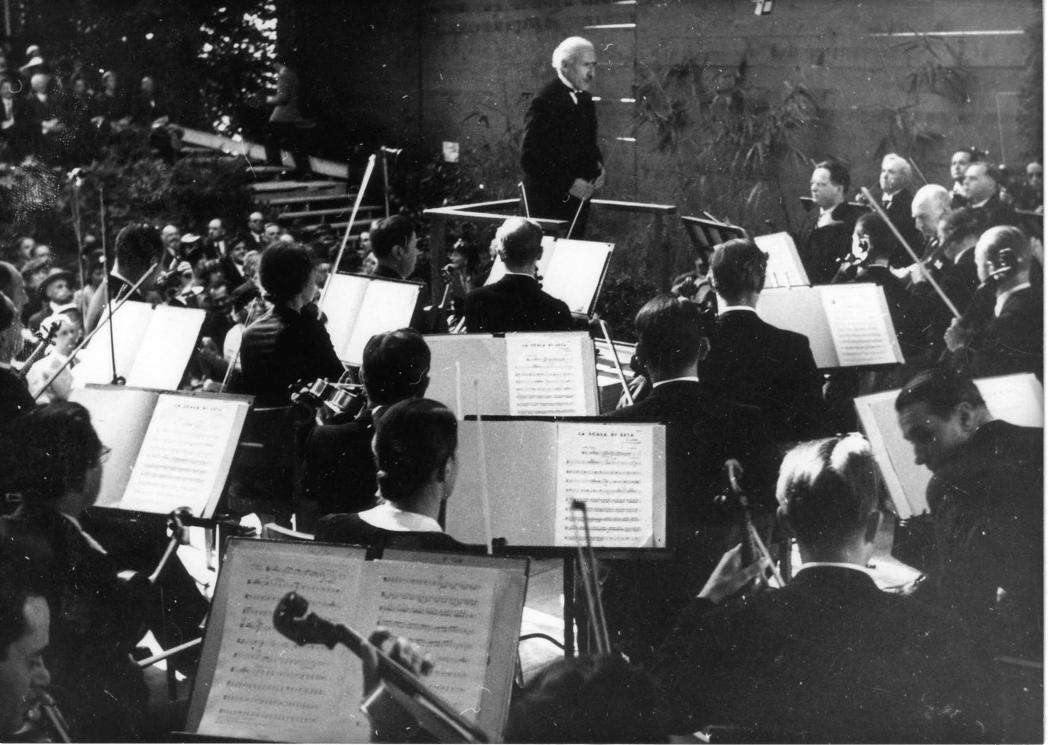 Arturo Toscanini dirigiert das Eröffnungskonzert der Internationalen Musikfestwochen Luzern am 25. August 1938.