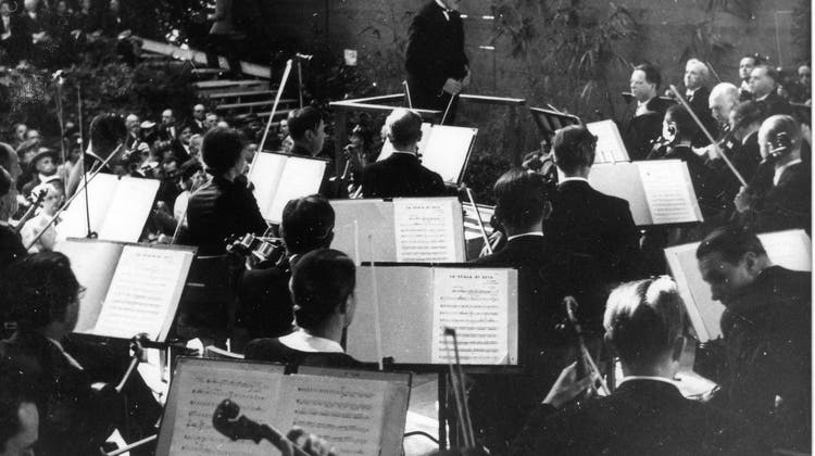 Arturo Toscanini dirigiert das Eröffnungskonzert der Internationalen Musikfestwochen Luzern am 25. August 1938. (Archiv Lucerne Festival)