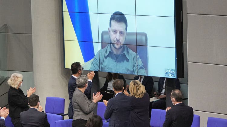 Stehende Ovation für den ukrainischen Präsidenten Selenski von den Vertretern der Bundesregierung. Dieser sagte: «In Europa wird ein Volk vernichtet.» (Key/Michael Kappeler)