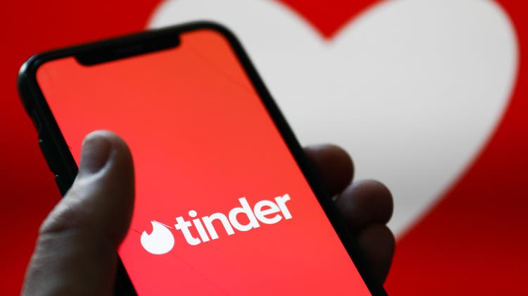 Über die Dating-Plattform Tinder versuchte der Beschuldigte, an Geld zu kommen. (NurPhoto)