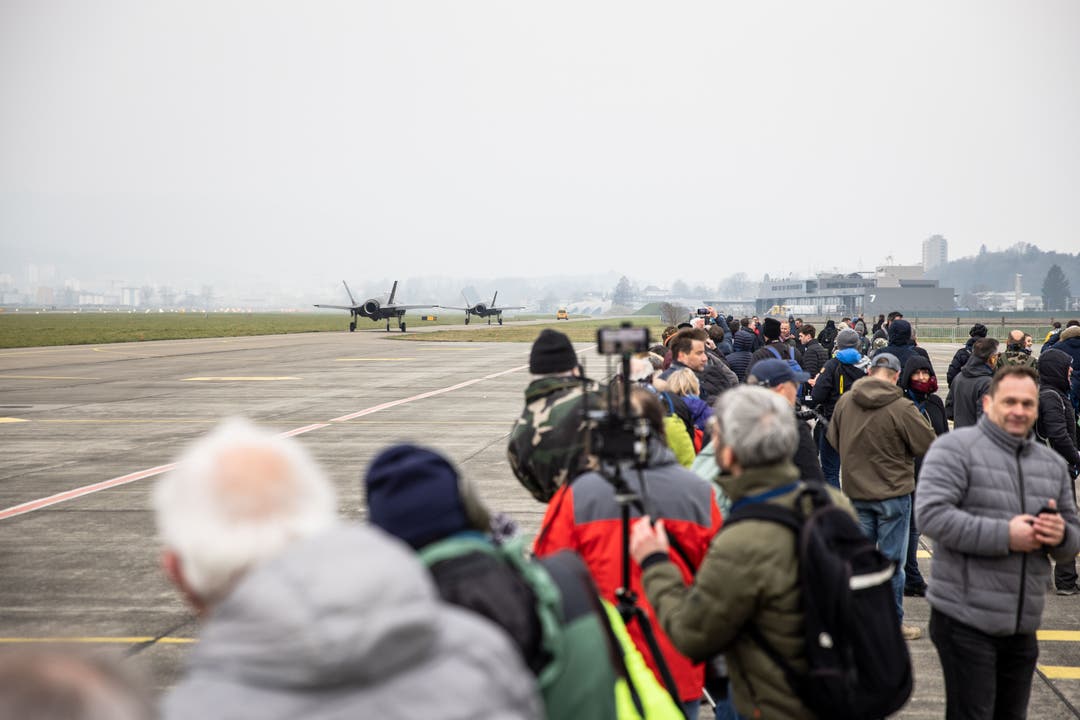 Hunderte Planespotter am Pistenrand verfolgen die Landung des F-35A in Emmen.
