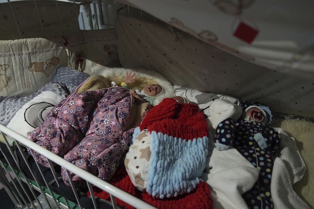 Neugeborene im Luftschutzkeller eines Spitals.