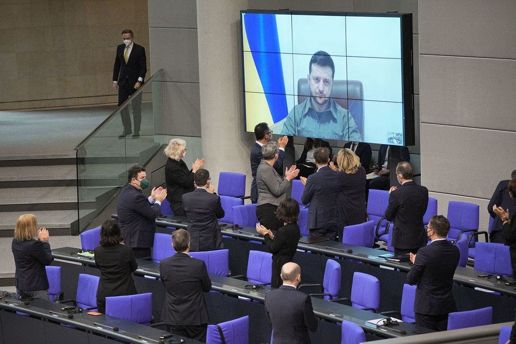 Der ukrainische Präsident Wolodimir Selenski spricht auf einer Videoleinwand im Bundestag und bekommt Applaus von der Bundesregierung. Danach ging der Bundestag zur Tagesordnung über, wofür er teils heftige Kritik erntete.