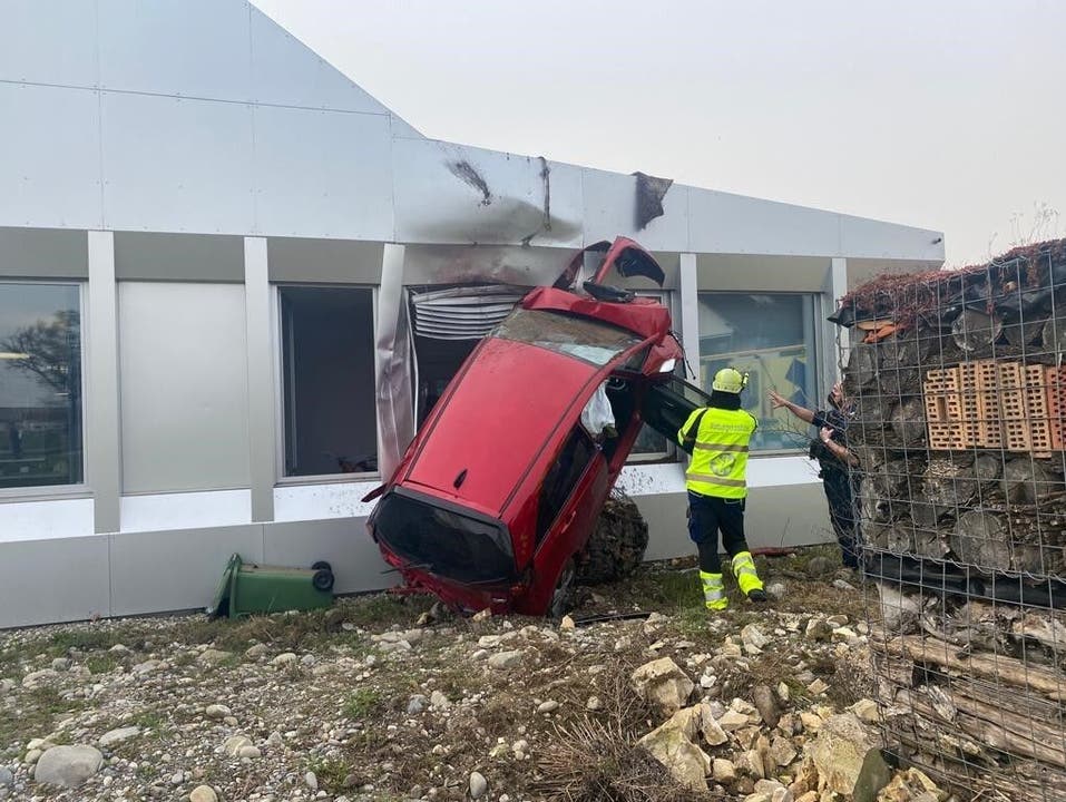 Villigen, 18. März: Ein 80-jähriger Autofahrer verlor die Herrschaft über sein Fahrzeug und landete nach einer Irrfahrt in der Fassade des Gemeindehauses.