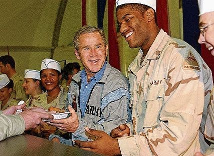 Selbst einige Secret Service-Agenten wussten nichts: Als Präsident George W. Bush acht Monate nach der Invasion des Iraks nach Bagdad flog, um dort mit 600 US-Soldaten das Erntedankfest zu feiern, waren wenige Menschen in die Pläne involviert. Aus Angst vor einem Anschlag verbrachte Bush nur drei Stunden im Irak. Den Trip bezeichnete er als «die aufregendste Reise meiner Präsidentschaft».