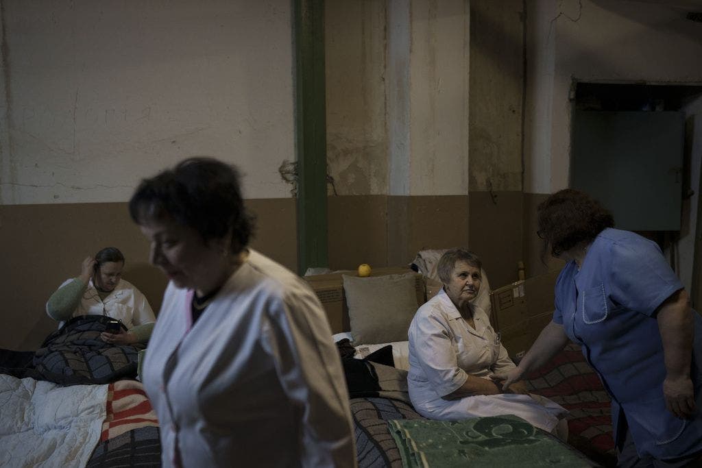 Angestellte des Kinderspitals in Kiew ruhen sich im zum Bunker umfunktionierten Keller aus.