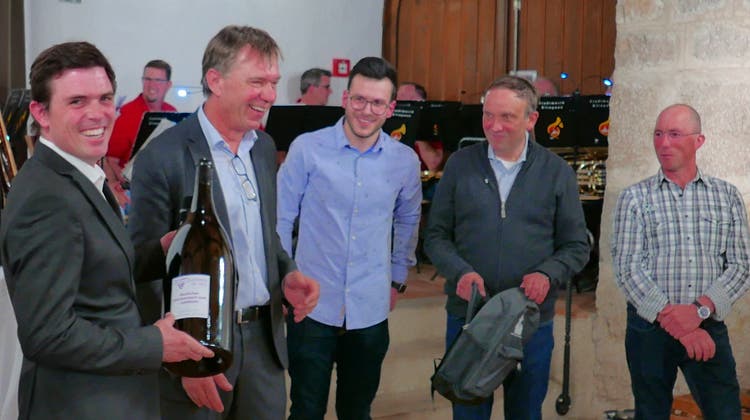 Präsident Lukas Epprecht (l.) freut sich über die Flasche Kloster Sion von Andreas Meier und Mitarbeitenden (Hans Lüthi)