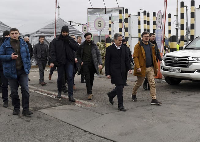 Am polnisch-ukrainischen Grenzübergang Korczowa traf sich US-Aussenminister Antony Blinken am 5. März mit seinem ukrainischen Amtskollegen Dmytro Kuleba (rechts).