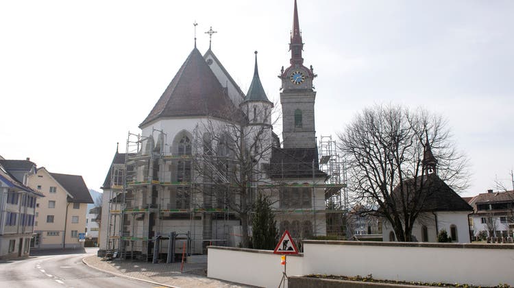 Der Gerüstbau rings um die Pfarrkirche St. Peter und Paul nimmt viel Zeit in Anspruch. (Bild: Maria Schmid (Oberägeri, 21. März 2022))