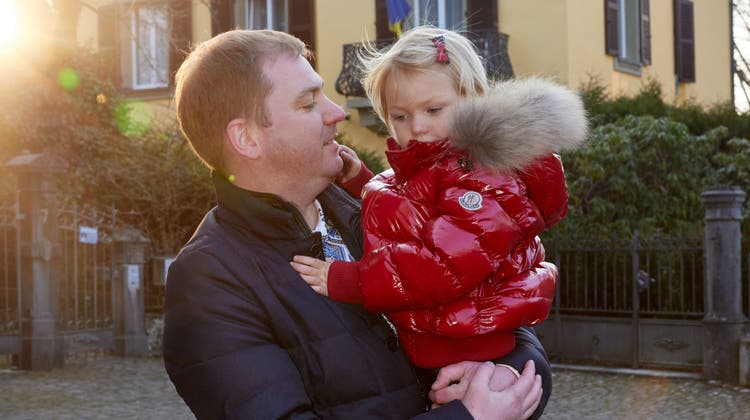 Artem Rybchenko, der ukrainischer Botschafter in Bern, mit Tochter Amelie vor dem Eingang der Botschaft. Die ukrainische Botschaft hat die Friedensdemo vom Samstag organisiert. (Anette Boutellier (Bern, 19. März 2022))
