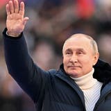 Präsident Putin in seinem 12'000-Franken-Mantel von Loro Piana. (Keystone)