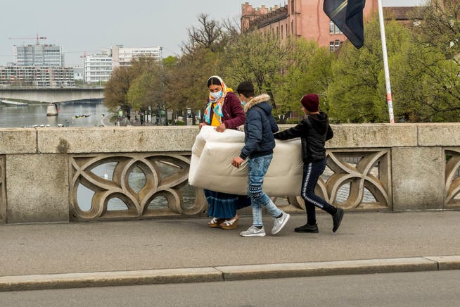 Auf der Mittleren Brücke in Basel sitzen wieder vermehrt Bettlerinnen und Bettler.