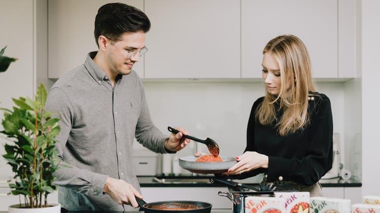Niklas und Adriana Bubori zeigen, wie man ihr Schnellgericht kocht und anrichtet. (Valentin Hehli)