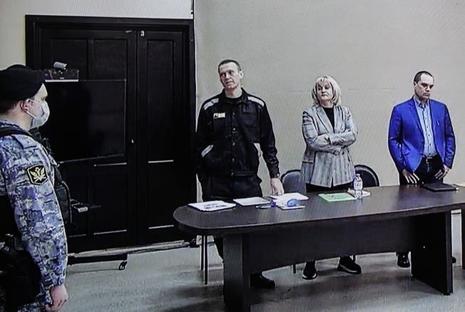 Alexej Nawalny in schwarzer Gefängniskleidung bei der Urteilsverkündung.