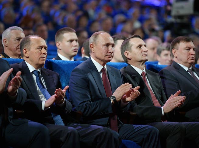 FSB-Chef Alexander Bortnikow (links) und der russische Präsident Wladimir Putin haben einst gemeinsam beim KGB gedient.