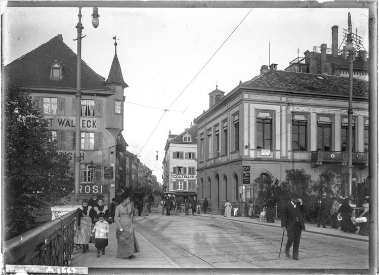 «Blick in Greifengasse, Restaurant Waldeck, Cafe Spitz», um 1901.