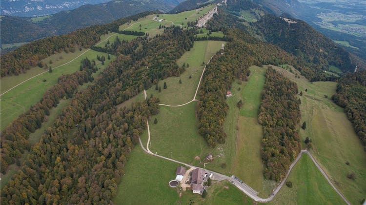 Auf dem Grenchenberg (Luftaufnahme von Westen) ist weiterhin ein DAB+-Radiosender geplant. (Simon Dietiker)