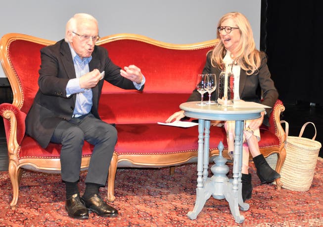 Auf dem roten Sofa beim Talk mit Walter Andreas Müller und Talk-Chefin Bea Petri.
