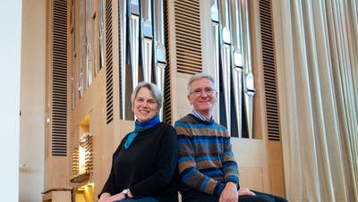 Eva und Mario Brandazza spielen an der Buchvernissage an der Orgel der Lukaskirche – einem typisch modernen Instrument. (Bild: Dominik Wunderli (Luzern, 22.02.2022))