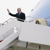 Auf gehts! Joe Biden am Mittwoch beim Besteigen der Präsidentenmaschine Air Force One auf einem Flughafen bei Washington. (Evan Vucci / AP)