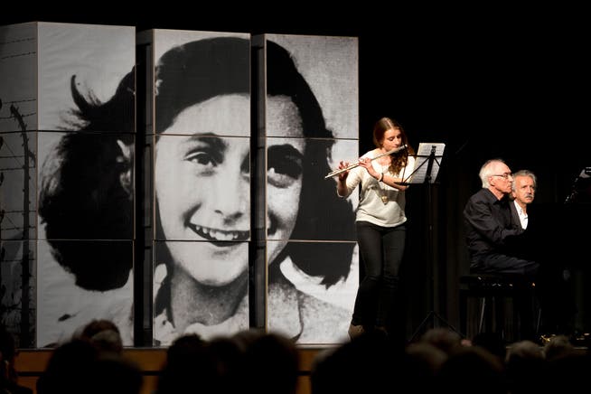 Das Schicksal von Anne Frank bewegt auch Jahrzehnte nach ihrem Tod 1945 im Konzentrationslager Bergen-Belsen. Hier eine Gedenkveranstaltung in Gossau.