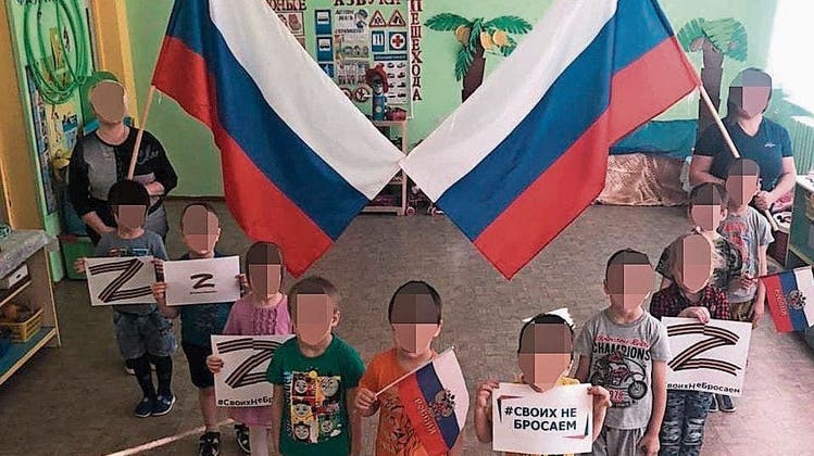 Das «Z» ist zum allgegenwärtigen Symbol geworden - bis hinein in die russischen Kindergärten. Mit Russlandfahnen und in Z-Formation sollen die Kleinen ihre Unterstützung für Putin zeigen. (zvg)