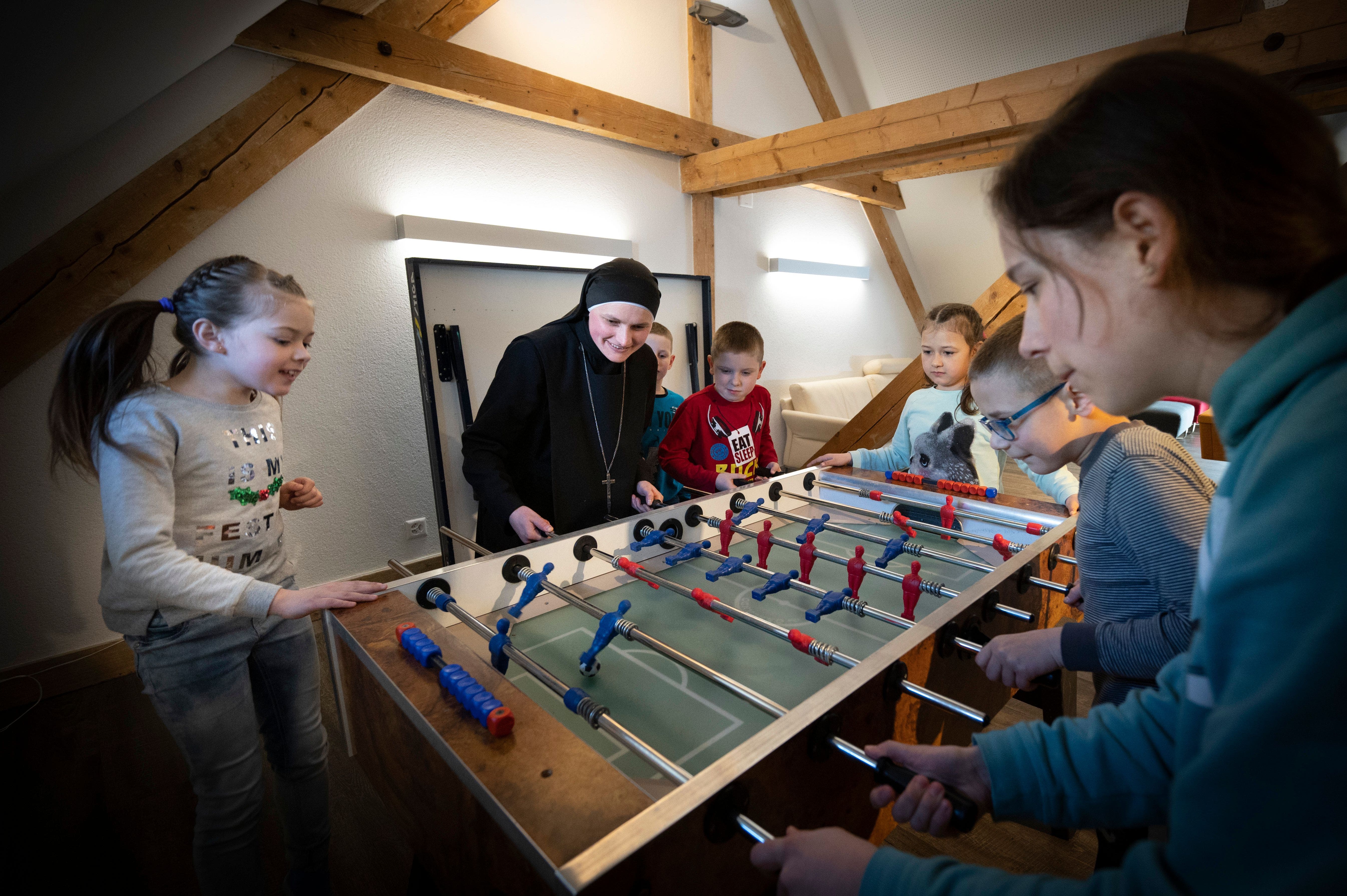 Tischfussball, Billard, Lego-Klötze: Die Beschäftigungsmöglichkeiten in den Gemeinschaftsräumen des Klosters sind nicht zu knapp.