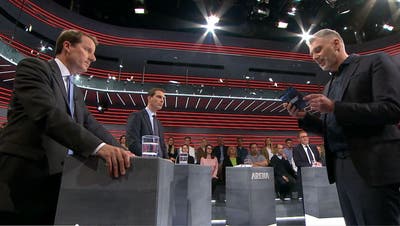«Arena»-Moderator Sandro Brotz (rechts) massregelt den Fraktionschef der SVP, Thomas Aeschi. (Screenshot / Aargauer Zeitung)