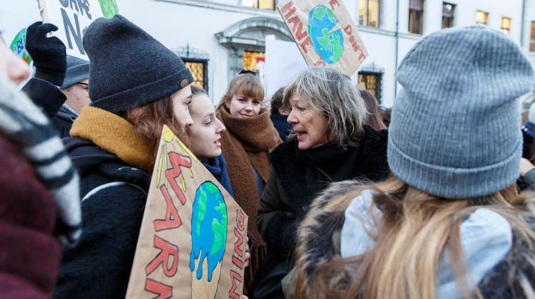 «Klimagrossmutter» und alt Nationalrätin Marguerite Misteli war eine der Urheberinnen des Volksauftrags zum Klimanotstand. Hier im Gespräch mit der Klimajugend an einer Demonstration in Solothurn 2019. (Hanspeter Bärtschi)
