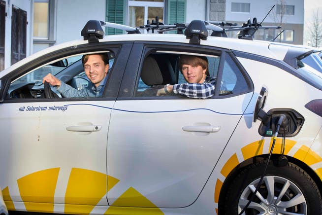 «Energie Malters» bietet Elektroauto und E-Bike im Sharingprinzip an. Das Projekt aufgegleist haben Elias Estermann (l.) und Andreas Lindegger.