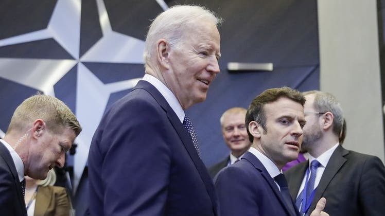 US-Präsident Joe Biden mit dem französischen Präsidenten Emmanuel Macron beim Nato-Gipfel in Brüssel. (Keystone)