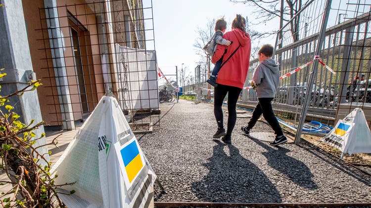 Die Aufnahme von Geflüchteten aus der Ukraine schlägt sich im Budget des Kantons nieder. Im Bild: Eine Ukrainerin mit ihren zwei Kindern vor dem Bundesasylzentrum in Basel. (Nicole Nars-Zimmer)