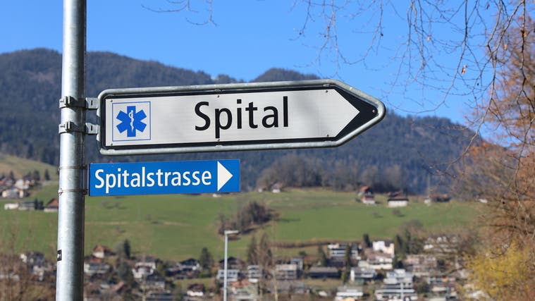 Geografisch ist der Weg zum Kantonsspital Obwalden klar signalisiert, politisch und gesundheitsökonomisch gibt es indes verschiedenen Richtungen. (Bild: Florian Pfister (Sarnen, 23. März 2022))