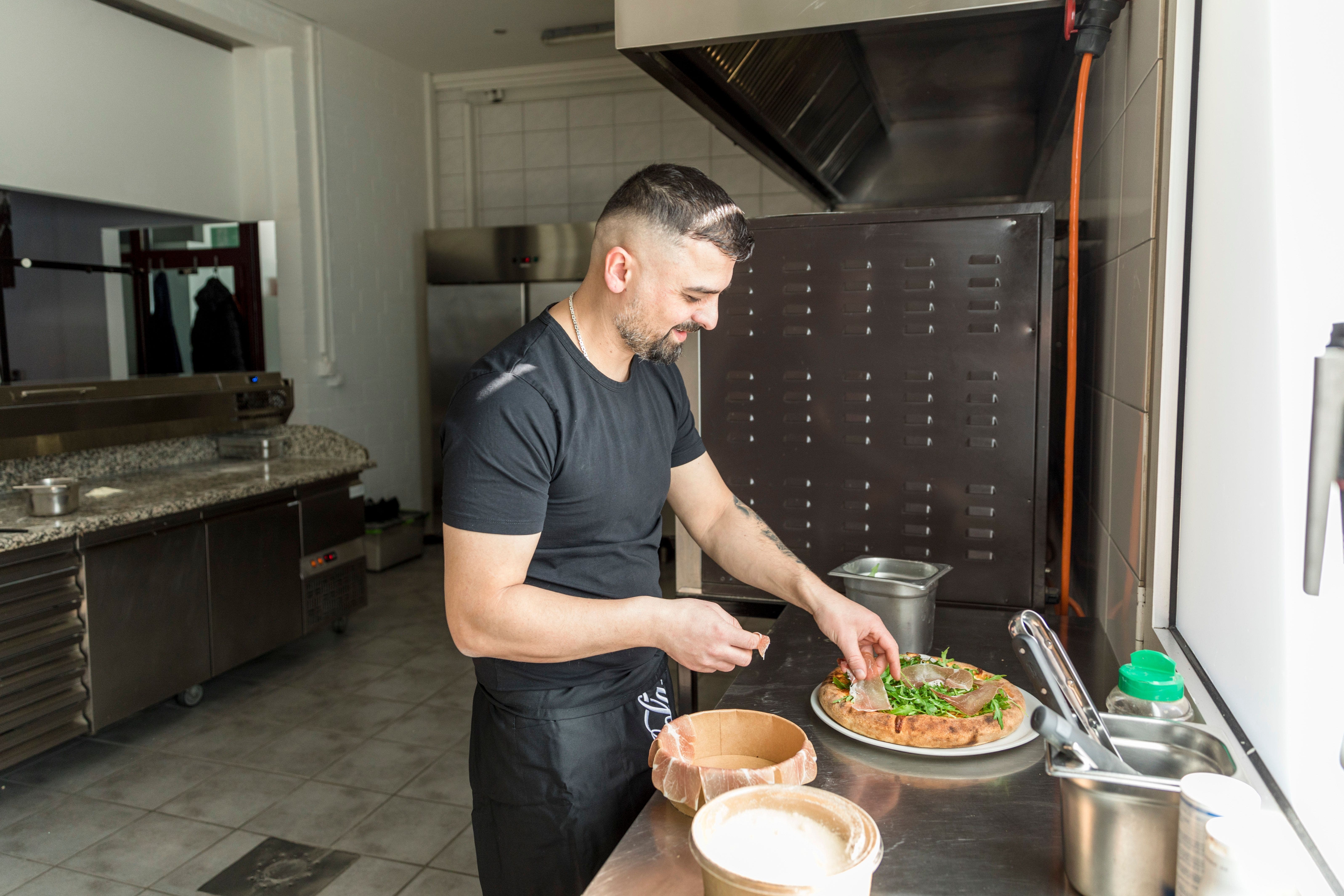 Der Betreiber von «Enjoy your Pizza» Albert Bekaj übernimmt mit einem Angestellten die ganze Arbeit von der Bestellungsaufnahme bis zum Servieren oder Ausliefern.