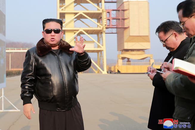 Machthaber Kim Jong Un auf dem Testgelände.