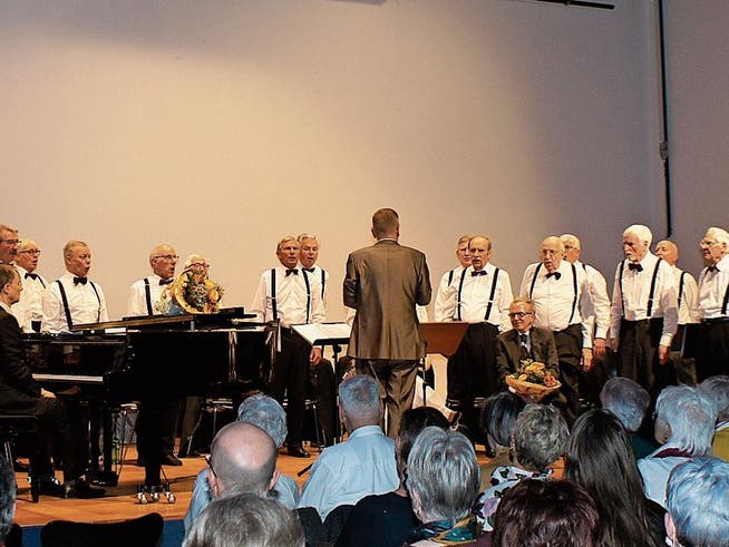 Der Männerchor Liederkranz und die Badener Sänger mit André Desponds während des Konzerts.