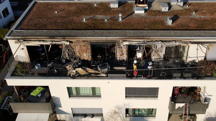 Feuer in Mehrfamilienhaus: Zwei Wohnungen in Vollbrand – hoher Sachschaden