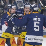 Die Zuger feiern das Tor zum 1:0 beim Eishockey Playoff-Viertelfinalspiel, Spiel 1, der National League zwischen dem EV Zug und dem HC Lugano am Freitag, 25. Maerz 2022 in Zug. (KEYSTONE/Urs Flueeler). (Urs Flueeler / KEYSTONE)