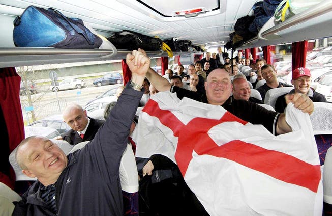 Englische Fans im Reisebus.