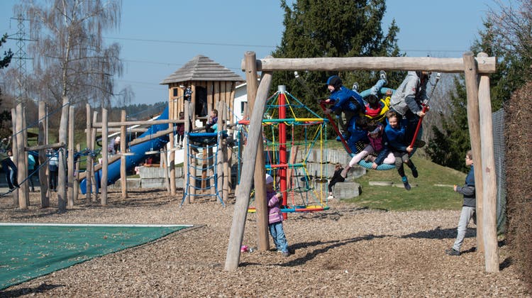 Der neue Spielplatz im Schulhaus findet bei den Kindern grossen Anklang. (Bild: Mario Testa)