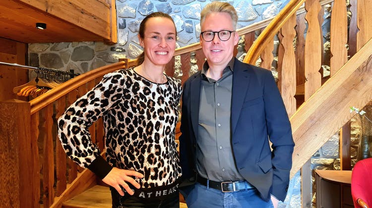 Martina Hingis und Jan Schoch, Besitzer des Hotel Bären. (Bild: Viviana Troccoli)