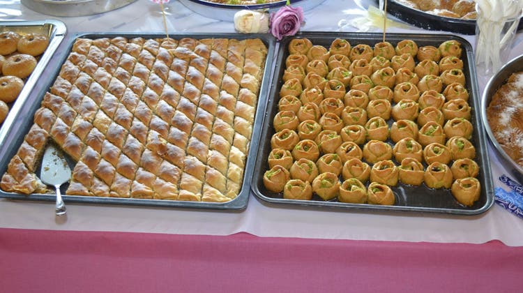 Am Wohltätigkeitsbasar in der Stadthalle können Gäste türkische Süssspeisen wie Baklava kosten. (zvg)