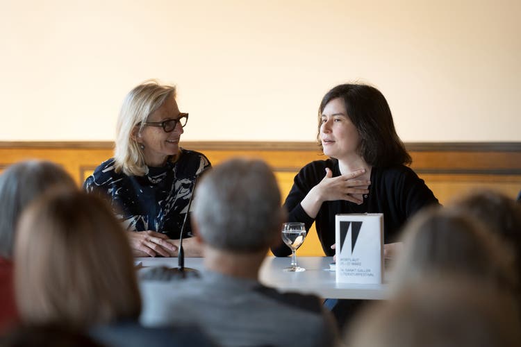 «Ich liebe meine Romanfigur»: Schriftstellerin Yael Inokai (rechts) mit Moderatorin Anya Schutzbach.